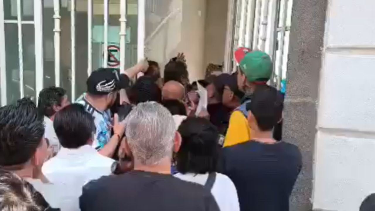 Intento de riña en Instituto Angelopolitano genera tensión entre padres