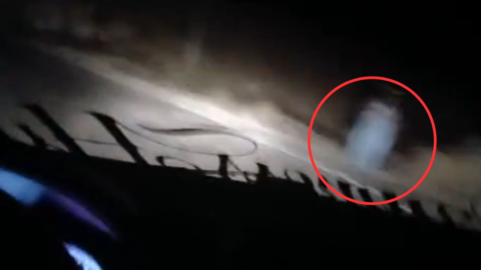 VIDEO Trailero capta a MUJER FANTASMA en Lagos de Moreno; estaba ...