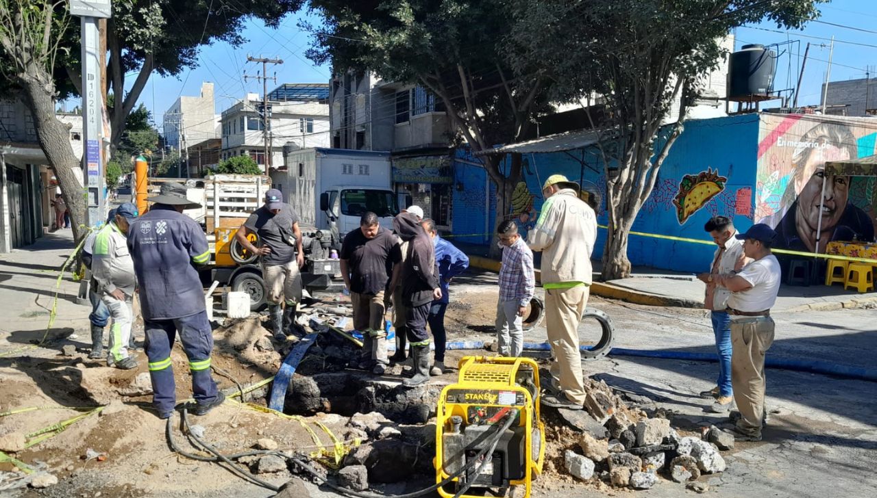 Se reportan múltiples fugas de agua en calles de la CDMX pese a la