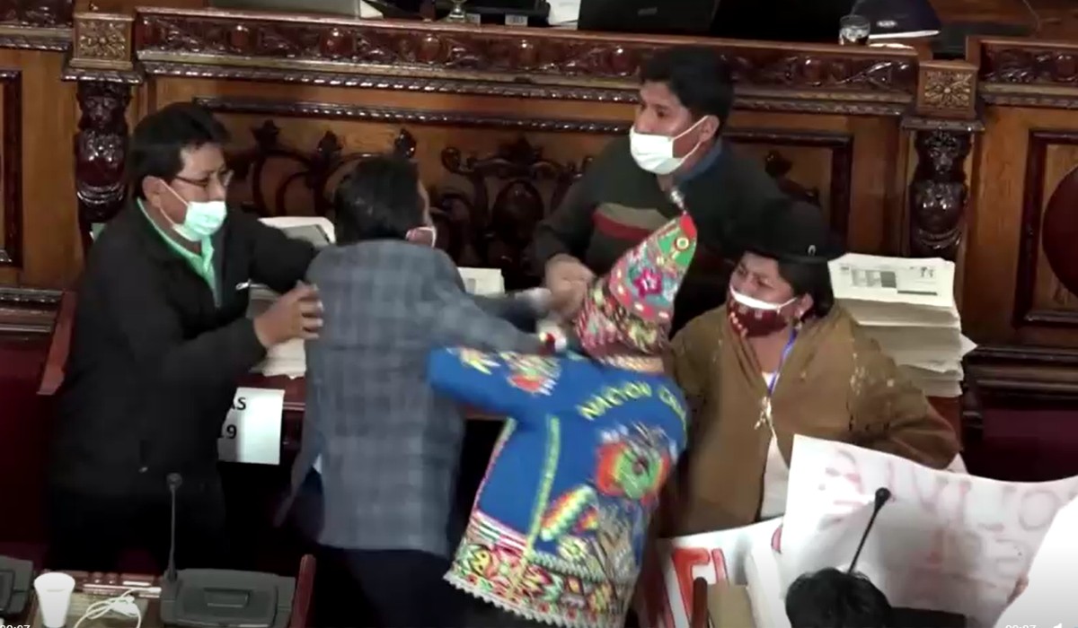 Diputados y opositores pelean en Congreso de Bolivia