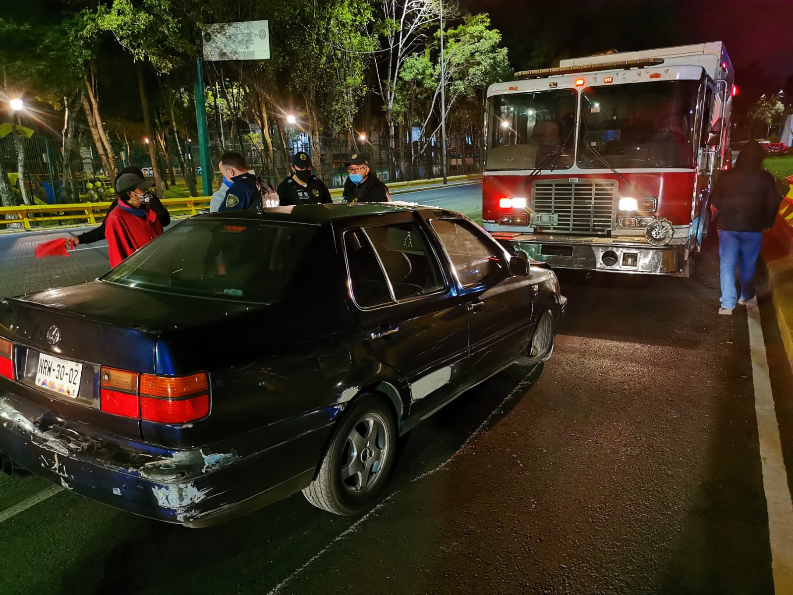 2 heridos deja choque de un automóvi sin frenos en Viaducto