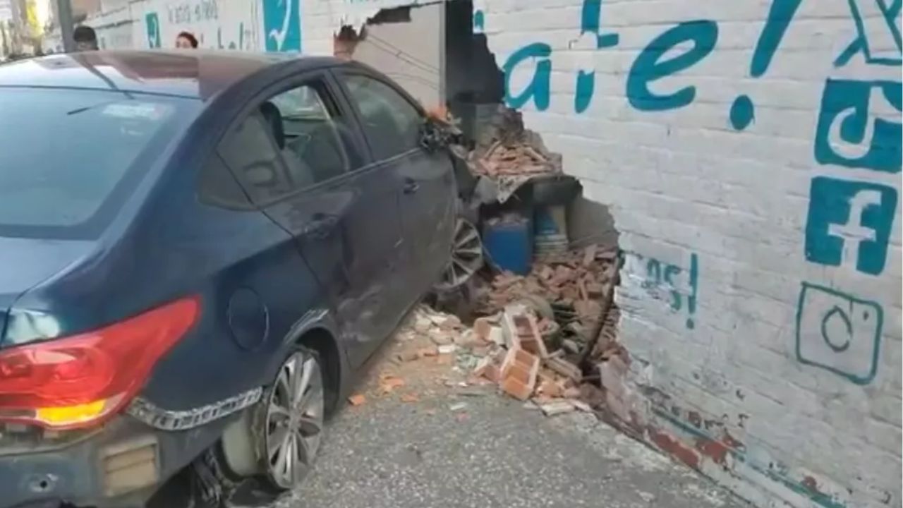 VIDEO: Así quedó la barda de una vivienda tras fuerte choque en San Bartolo HOY miércoles