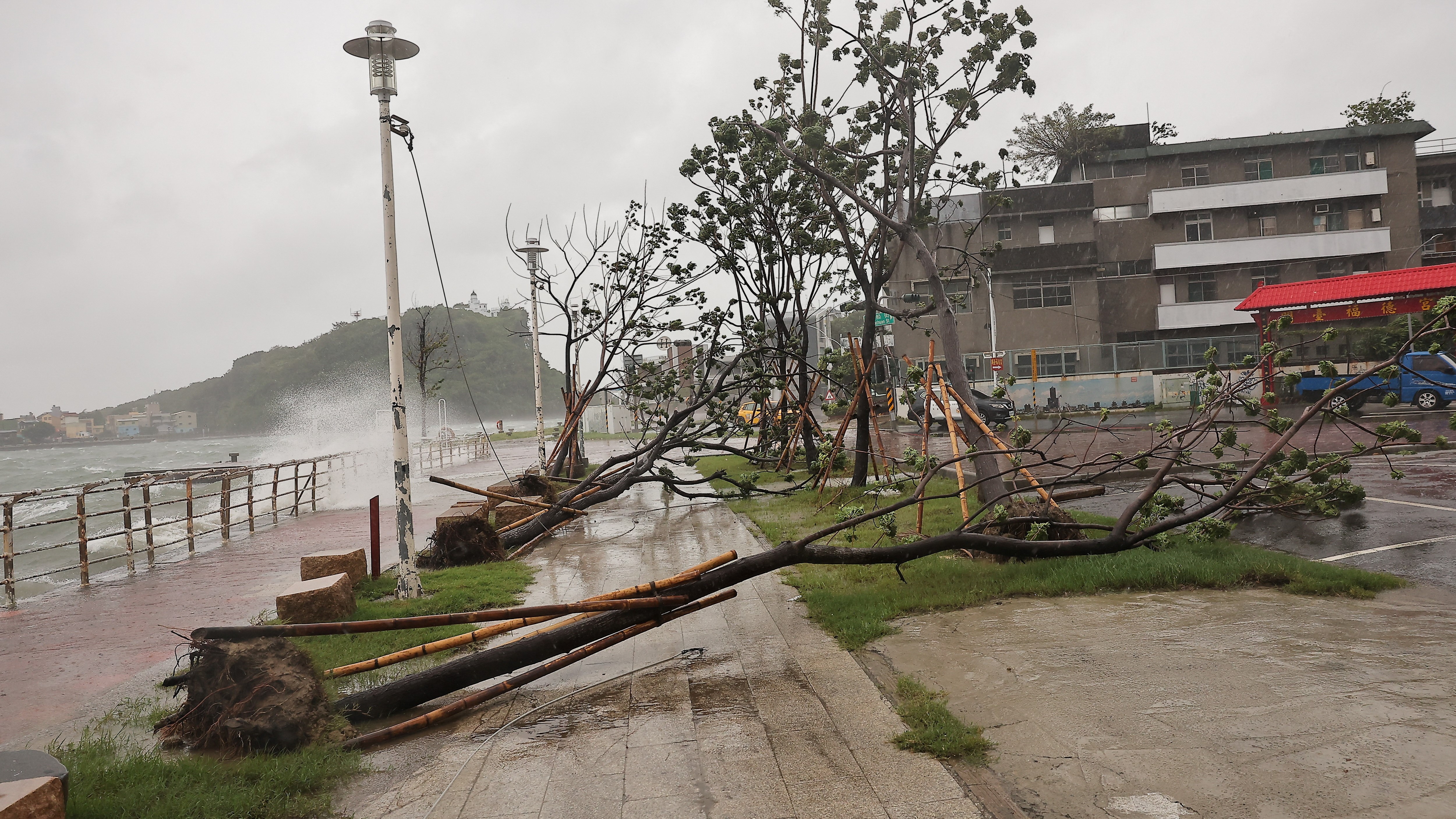 Tifón Krathon devasta al sur de Taiwán