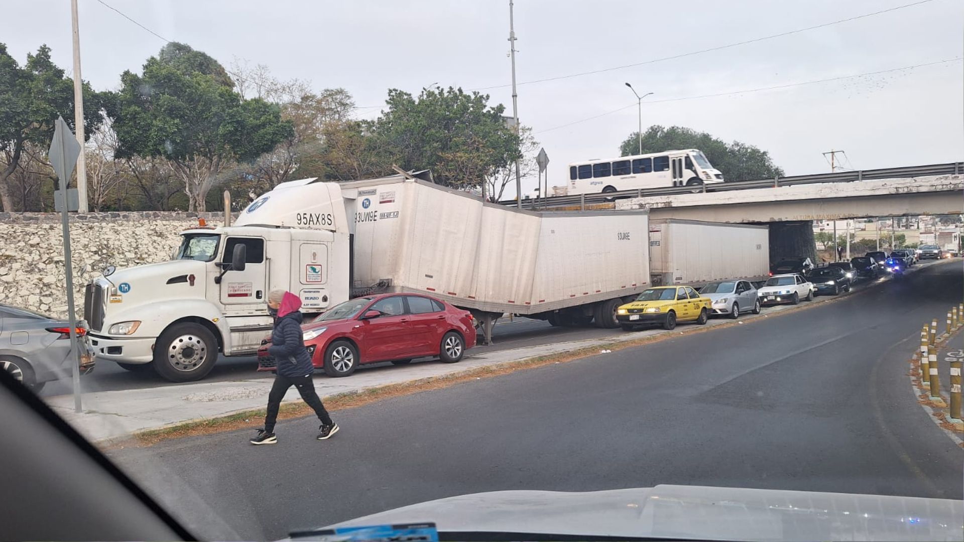 ¿Por qué un tráiler quedó atorado bajo el puente de Quintas del Marqués?
