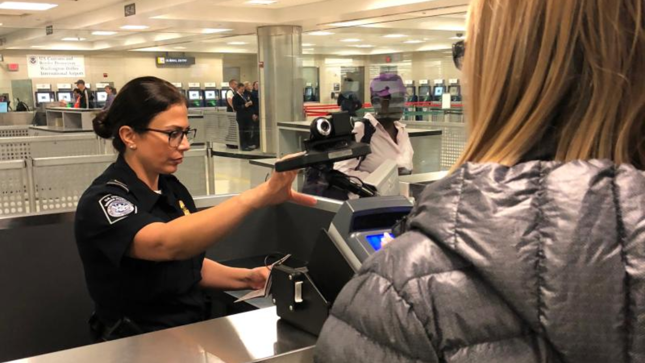 Viajar a EUA: CBP puede inspeccionar tus dispositivos electrónicos al llegar