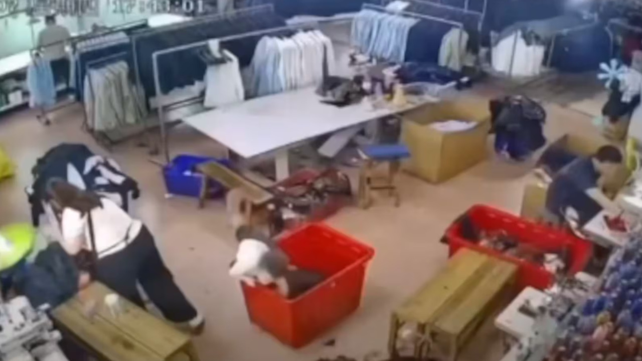 VIDEO: Tras descuido de sus padres, menor quedó atrapado en montón de ropa en taller textil de China; casi muere