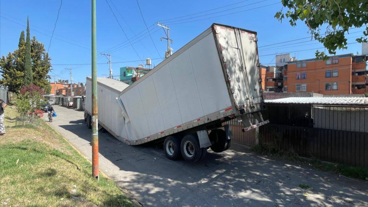 ¡Se partió a la mitad! Abandonan tráiler tras aparatoso choque y hallan al chofer amordazado en San Aparicio (GALERÍA)