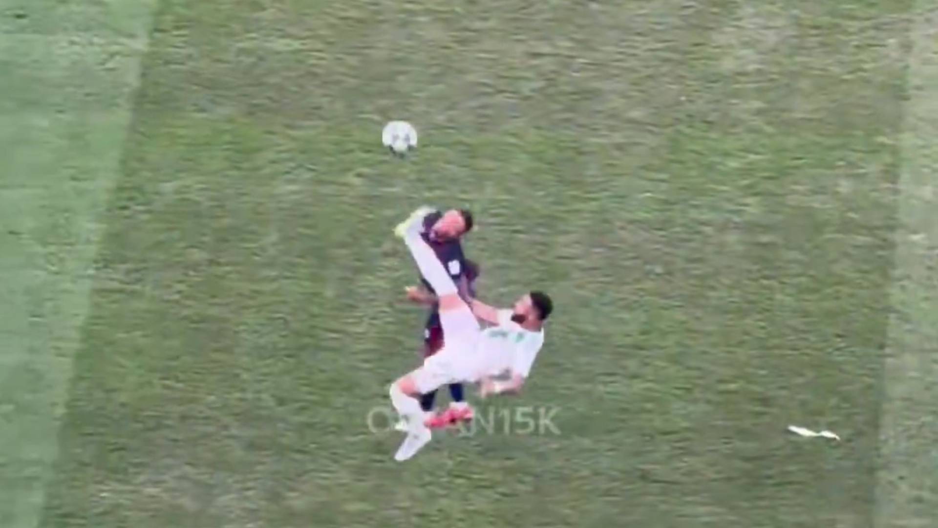 ÚLTIMA HORA: Futbolista queda noqueado tras ser golpeado con una chilena