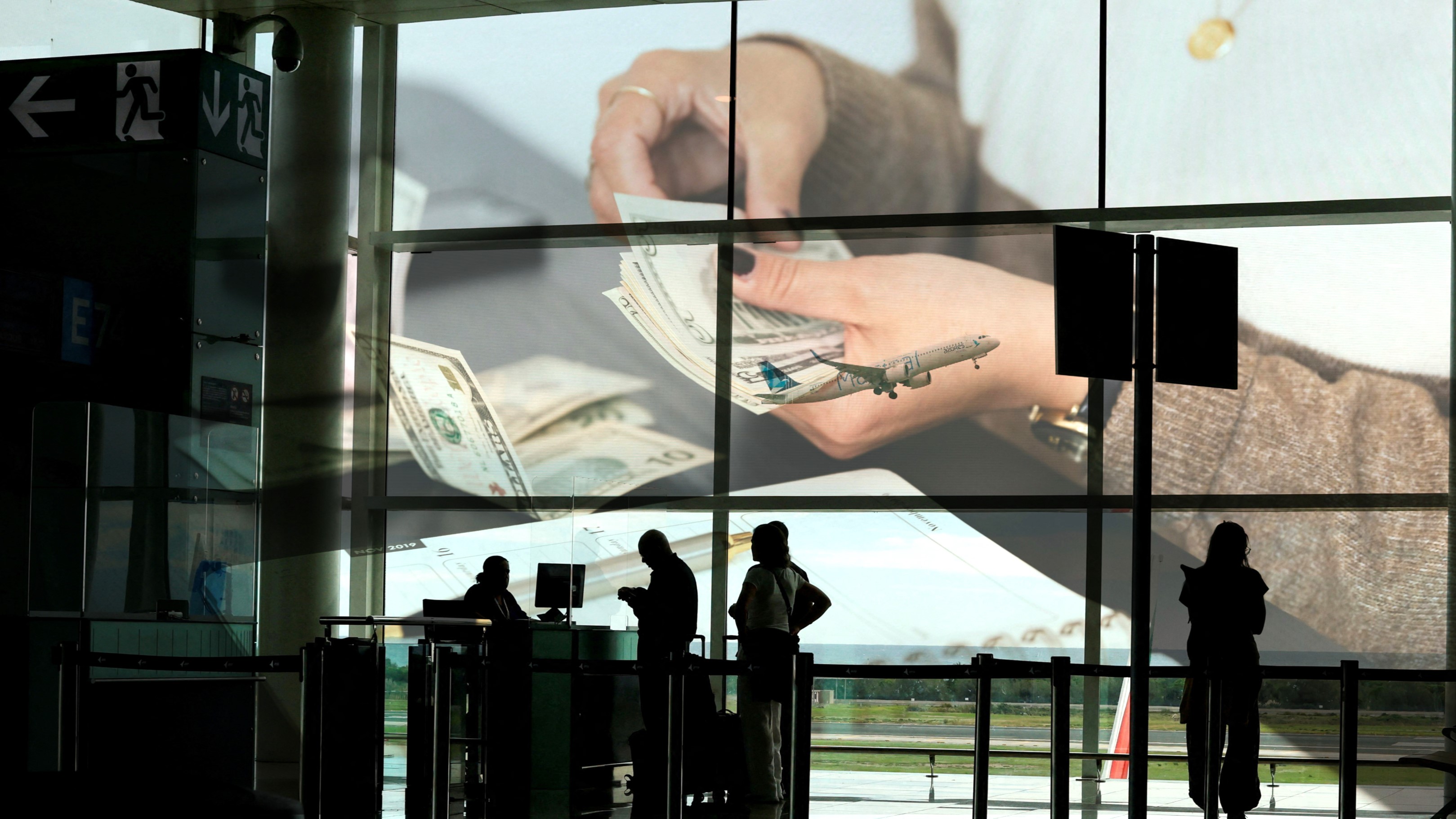 ¿Cuál es el monto máximo de dinero que puedes llevar en avión?