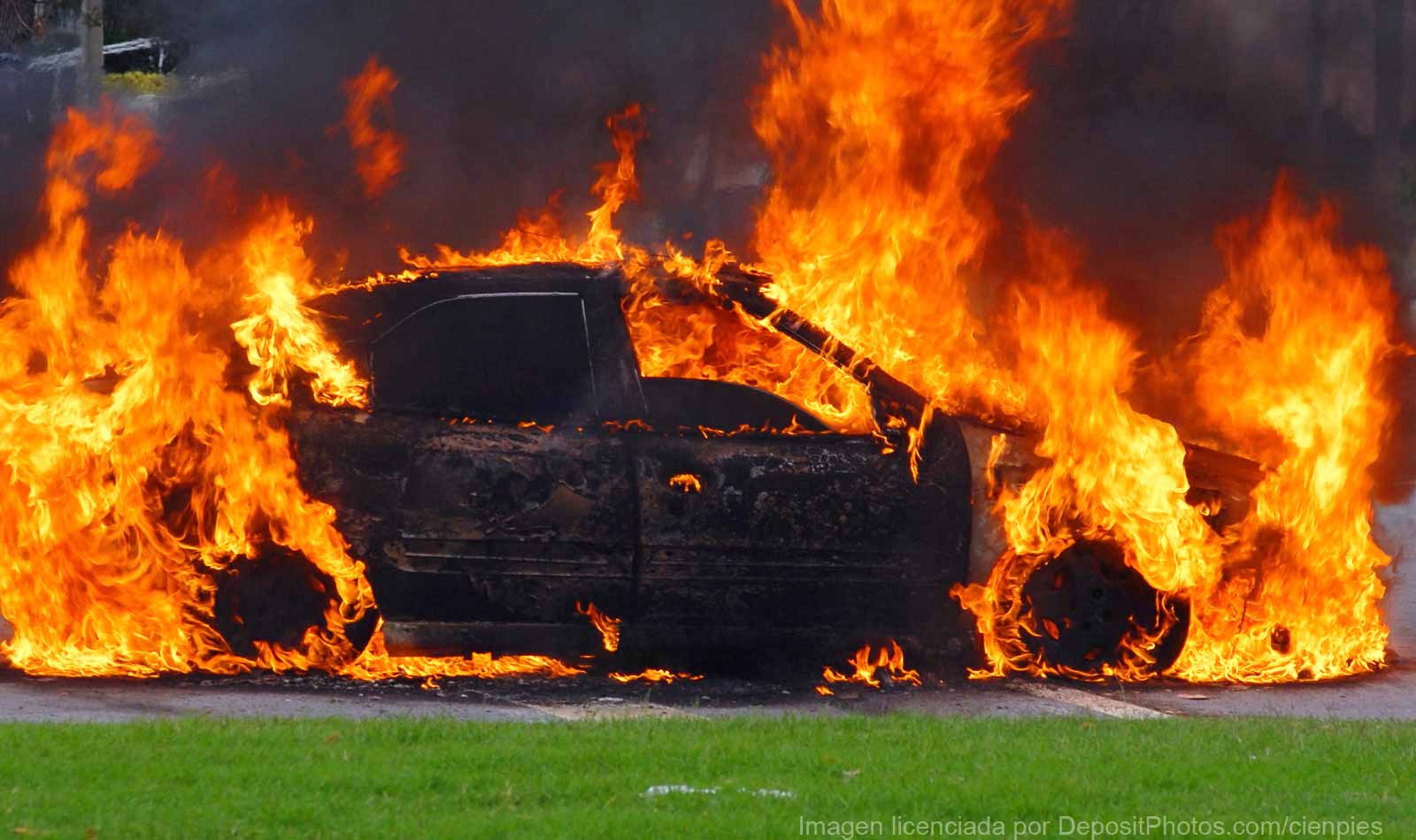 Prenden fuego a camioneta en Tehuacán