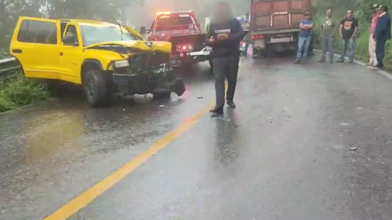 Fuerte choque deja camioneta destruida en Xicotepec hoy: Tráfico paralizado con filas de hasta 5 kilómetros