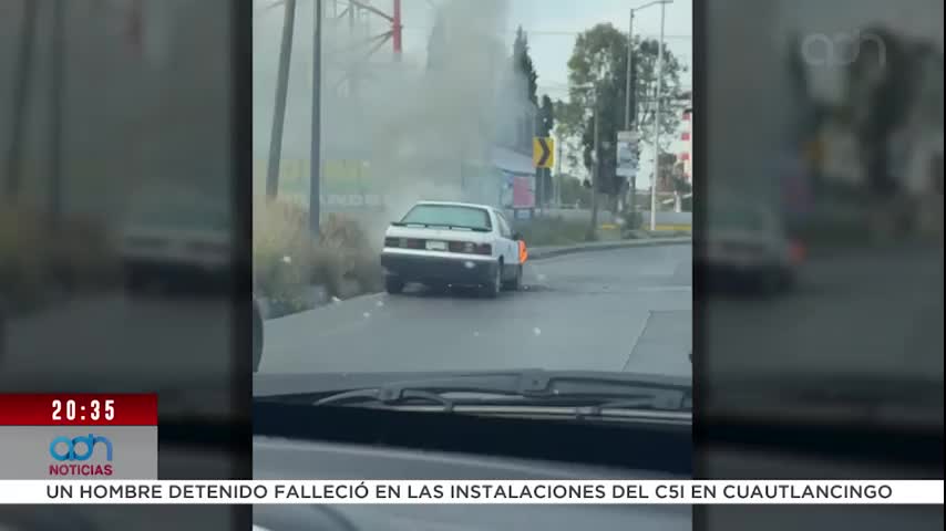 Se incendió auto en Periférico rumbo a San Pedro Cholula por falla mecánica