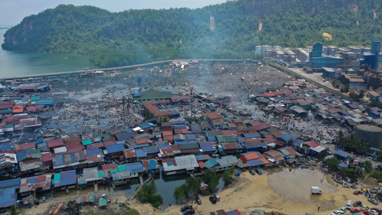 VIDEO: Brutal incendio acaba con una aldea flotante de Malasia y deja a 9 mil personas sin hogar