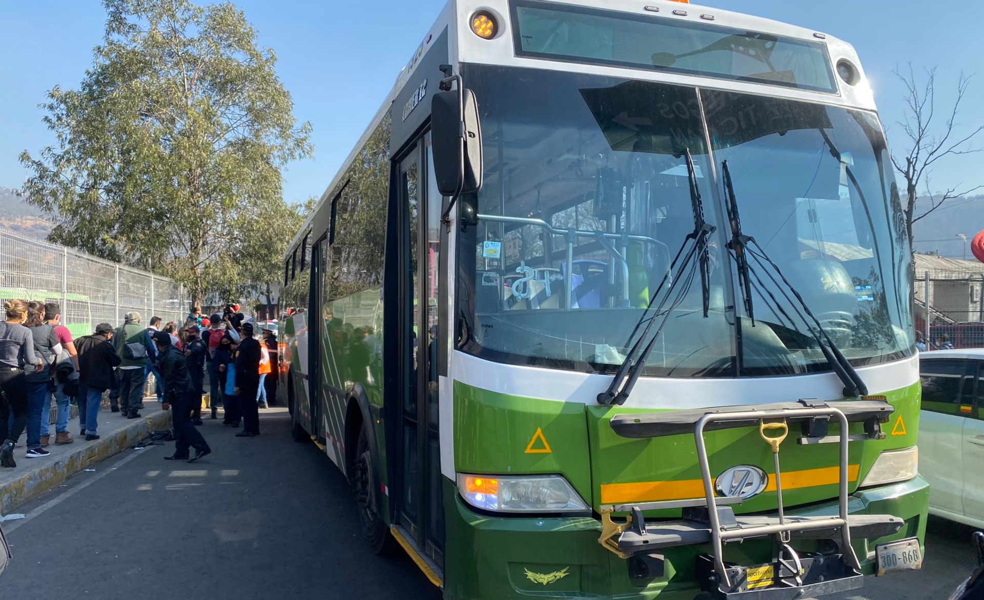 Usuarios enfrentan largas filas en estaciones del Metro
