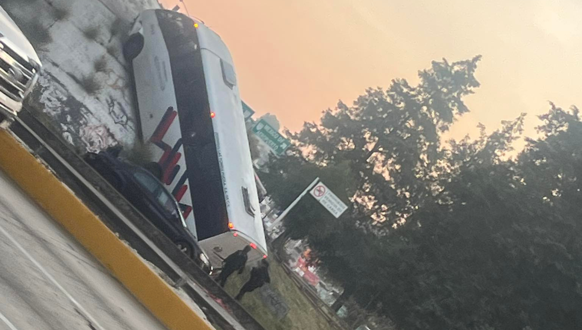 IMÁGENES: Autobús de pasajeros termina sobre el puente de La María en la autopista México-Puebla hoy, sábado