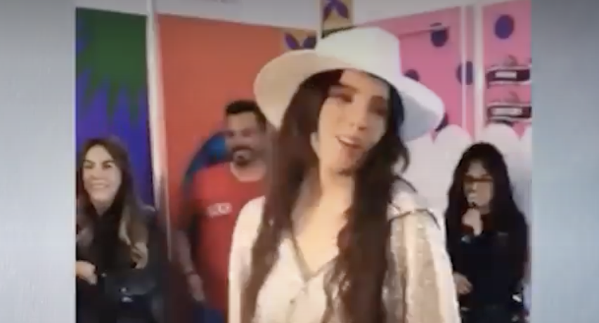 Belinda se volvió a colocar en el ojo público luego de recibir un enorme arreglo de flores durante su presentación en la Feria de Puebla; ¿se trató de un lujoso regalo del Coordinador de Gabinete de Puebla, José Luis García Parra?