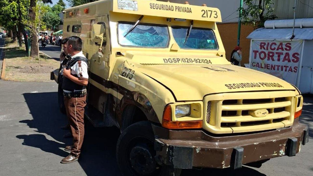 VIDEO: Camioneta de valores iba en sentido contrario y atropella a franelero en Tlalpan, CDMX