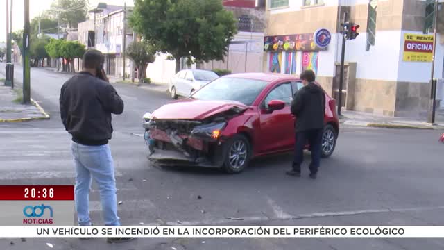 Choque entre auto particular y taxi en la 19 Poniente y 5 Sur deja afectación vial en Puebla