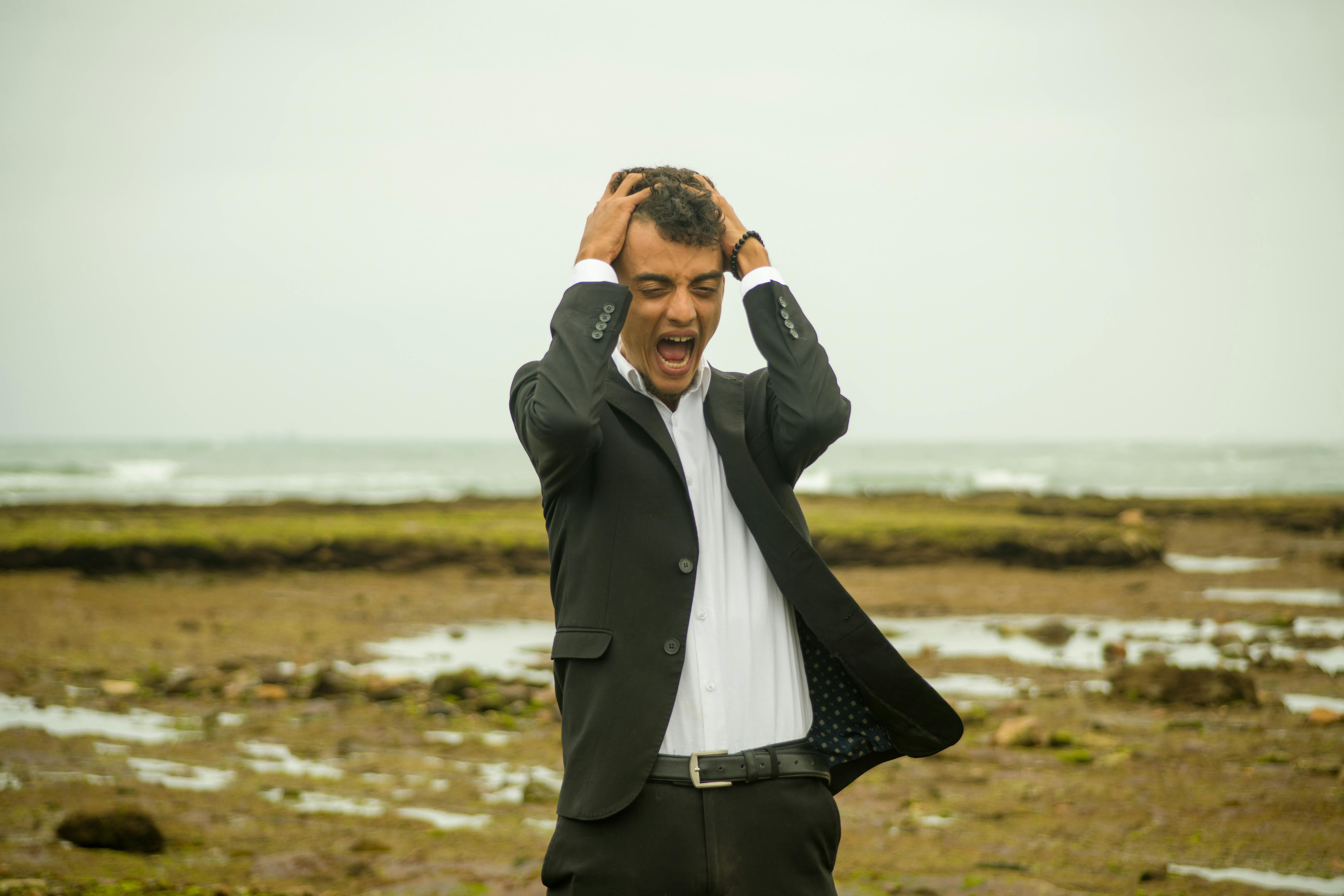 Quejarte todo el tiempo te está subiendo el cortisol y dañando tu cerebro, según la neurociencia