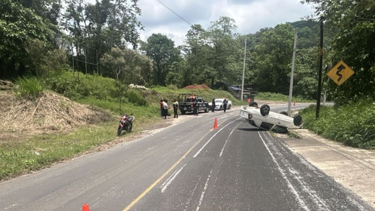 Fuerte volcadura bloqueó la carretera Teziutlán-Nautla hoy: Hay cierre de la circulación