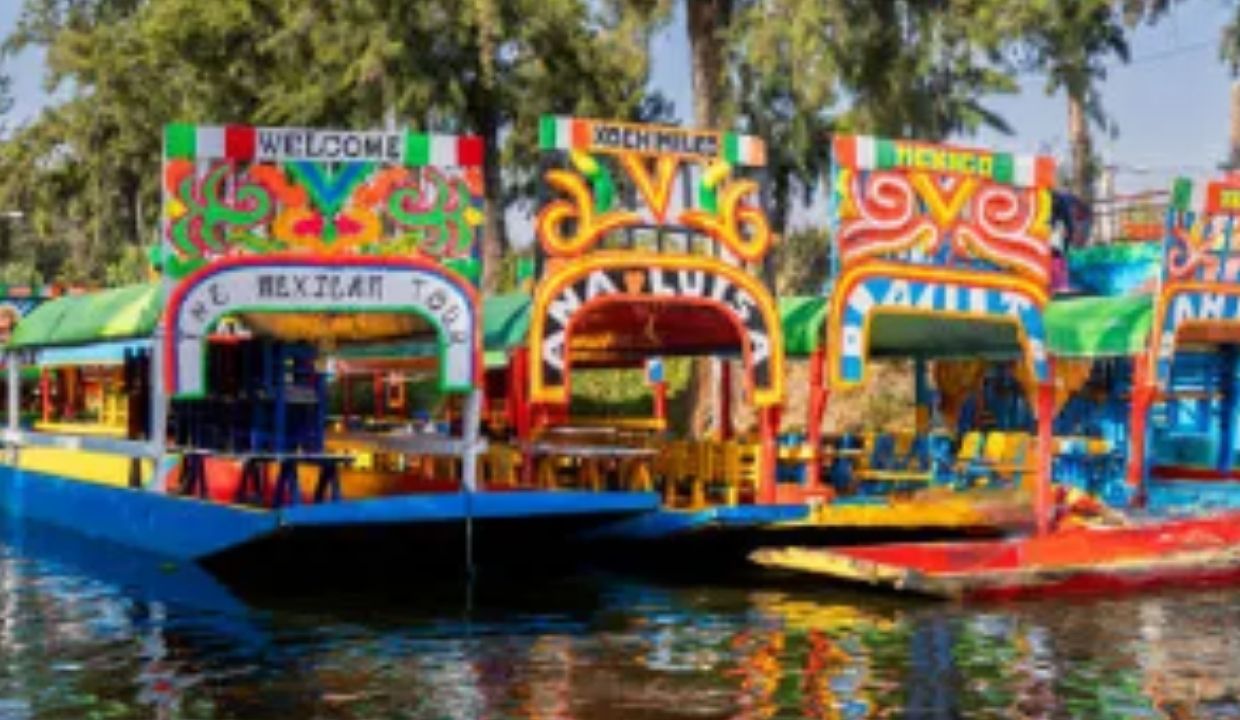 VIDEO: ¿Tenían mucho calor? Captan a grupo de personas sin ropa en plena trajinera